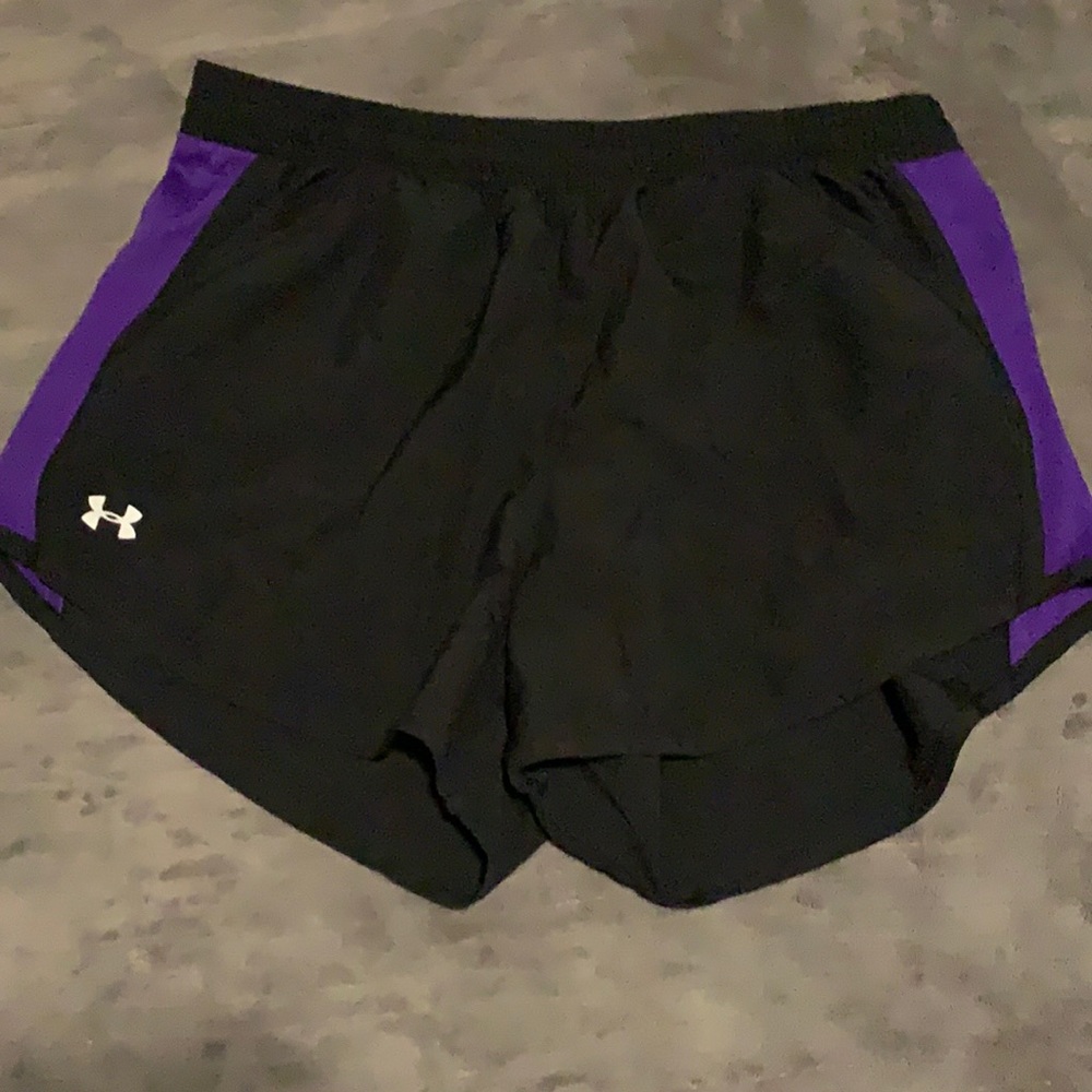 Medium women’s under armor shorts with built in mesh lining.